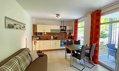 Wohnzimmer mit Blick zur Küchenzeile