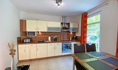 moderne Küchenzeile mit Backofen