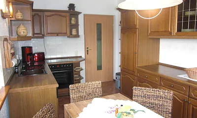 Küche mit Geschirrspüler,Herd,Backofen  und Essbereich