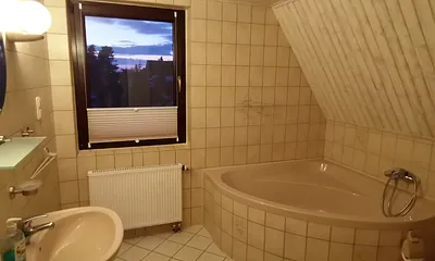 Badezimmer mit Eckbadewanne