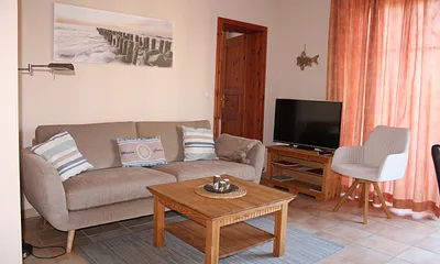 Sitzecke mit 94er Flachbildschirm