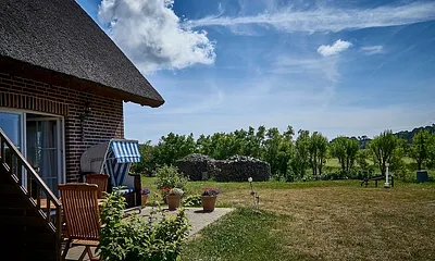 Terrasse mit gemütlichem Strandkorb und Sitzecke 