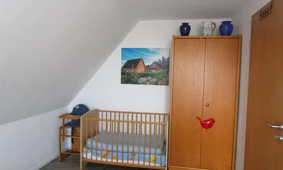 blaues Schlafzimmer mit festem Babybett- u. Stuhl