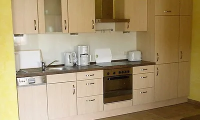 Moderne Küchenzeile mit entsprechenden Elektrogeräten