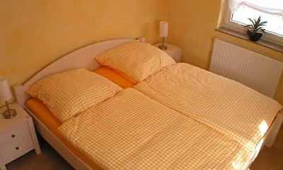 Schlafzimmer mit Doppelbett