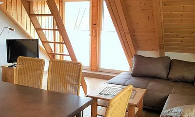 Wohnbereich mit Blick auf Balkon