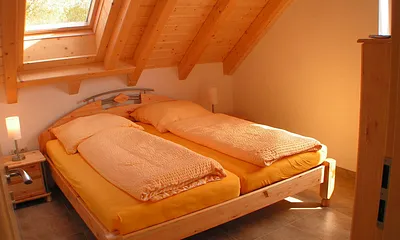 Schlafzimmer mit Doppelbett
