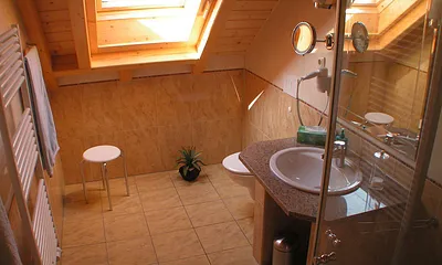 Bad mit Dusche, Fön und Kosmetikspiegel