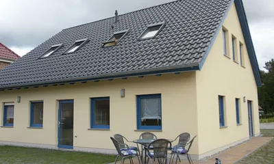 Terrasse mit Gartenmöbeln