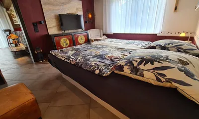 Erstes Schlafzimmer mit Wasserbett