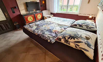 Erstes Schlafzimmer mit Wasserbett