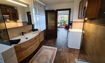 Bad mit Blick in den Flur