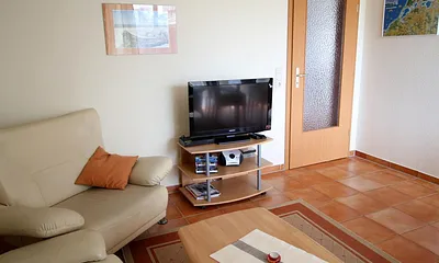 Ein LCD-TV und div. Bücher finden Sie im Wohnzimmer