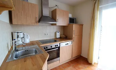 Die große Küche ist mit  allem was man  zum Kochen benötigt ausgestattet.