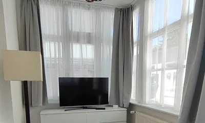 TV-und Sitzbereich in der Veranda