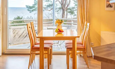 Essecke mit Blick auf die Ostsee