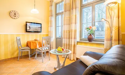 Wohnzimmer mit Zugang zur Loggia