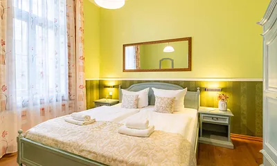 Schlafzimmer mit Doppelbett