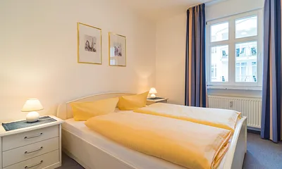 Schlafzimmer mit Doppelbett