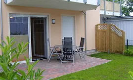 Südterrasse mit Gartenstück und Mobiliar