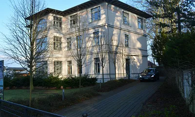 Ihre Wohnung liegt vorn rechts in der Villa mit Zugang zur Terrasse