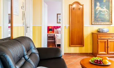 durch die Tür kommen Sie auf Ihre Terrasse in Südlage