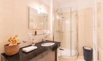 Bad mit Granitwaschtisch