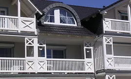 Balkon und Rundbogenfenster im Sonnenschein (Hafenseite=Südseite)