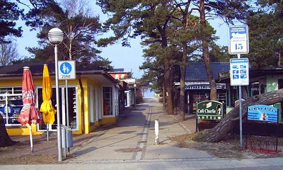 Strandaufgang mit kl. Geschäften, sehr guten Restaurants mit gutem Preis-/Leistungsverhältnis, Cafes, Eisdiele, Fischimbiss, DLRG-Wachstation