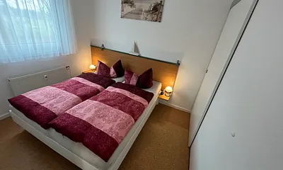 Kl. Schlafzimmer mit Doppelbett und Schrank