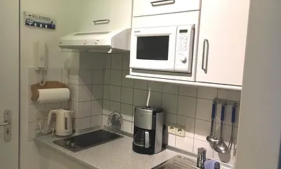 Vollausgestattete "Pantry"-Küche mit Geschirr, Gläsern, Töpfen u. Pfannen, Besteck, elektr.Wasserkocher, Toaster, Kaffeemaschine, Teegeschirr, Spülmittel, Geschirrhandtücher,Haushaltsrolle inklusive