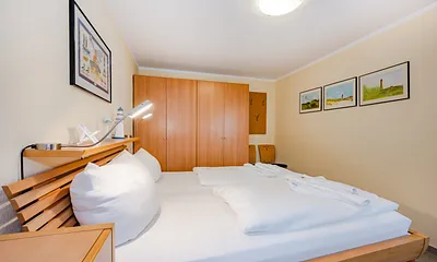 Schlafzimmer mit Flachbild-TV -2-