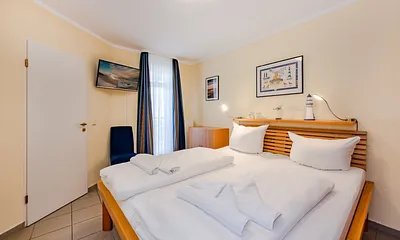 Schlafzimmer mit Flachbild-TV