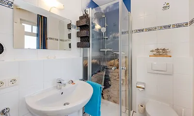 Duschbad mit bodentiefem Fenster