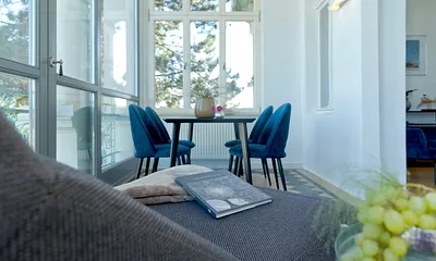 Wintergarten mit Esstisch