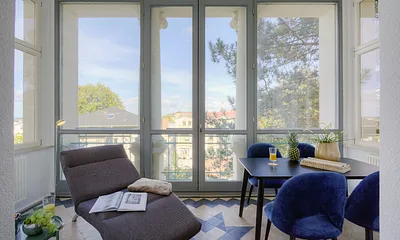 Wintergarten mit Esstisch