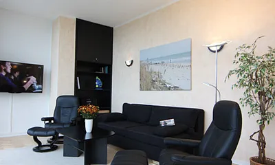 helles Wohnzimmer mit Schlafcouch 