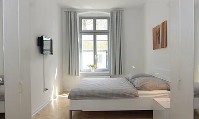Schlafzimmer mit Doppelbett