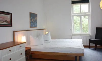 Schlafzimmer mit Doppelbett