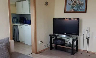 Fernsehbereich und Eingang zur Küche