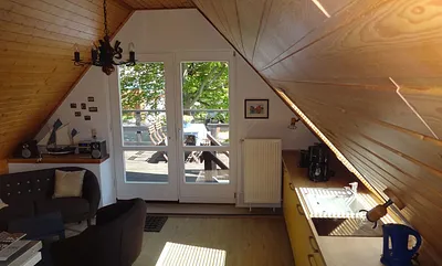 Sitzecke und Küchenzeile (Kühlschrank, Geschirrspüler, Ceranfeld ...)