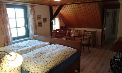 Schlafzimmer mit Doppel- und Kinderbett