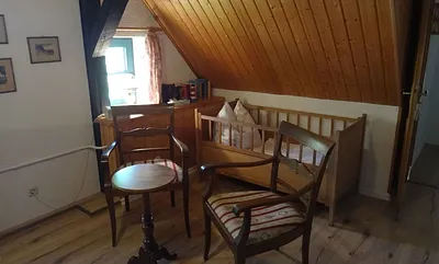 Sitzgruppe mit Kinderbett