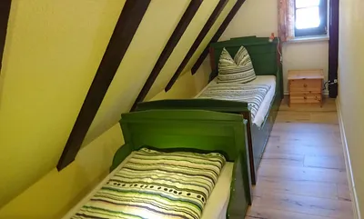 Kinderzimmer mit zwei Einzelbetten