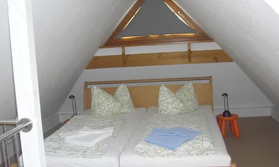 Doppelbett im Elternschlafzimmer