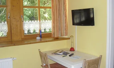 Kleine Essecke mit TV