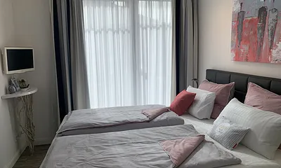 Schlafzimmer 2 mit Zugang zur Ankleide, dem Gäste-WC