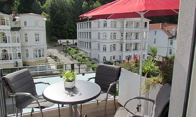 Frühstücken auf dem vorderen Balkon mit Blick...