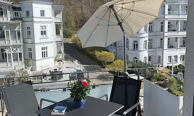 Auf dem vorderen Balkon entspannen 