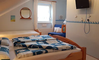 Schlafzimmer mit Leseecke und TV